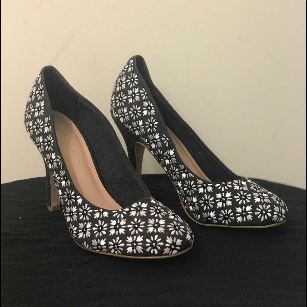 Black and white flower pattern Heels